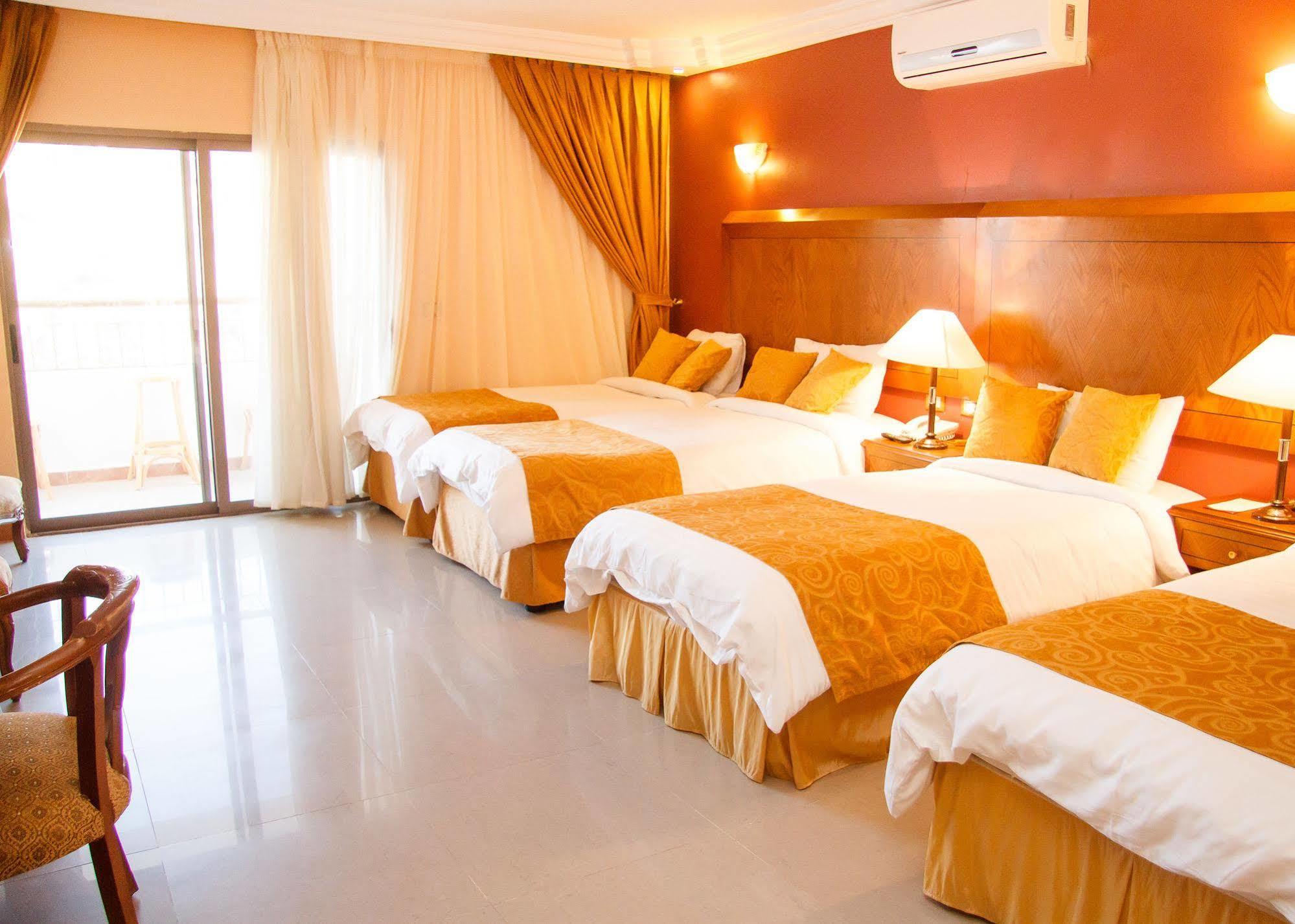 Al Anbat Hotel & Restaurant Wadi Musa Zewnętrze zdjęcie